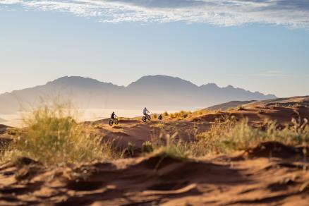 E-Biking über die Dünen in der Namib