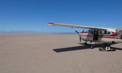 Landebahn in der Wüste – Mit der Cessna auf Flugsafari.