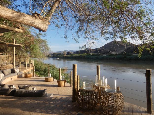 Terasse mit Blick auf den Kunene im Serra Cafema Camp, Namibia.