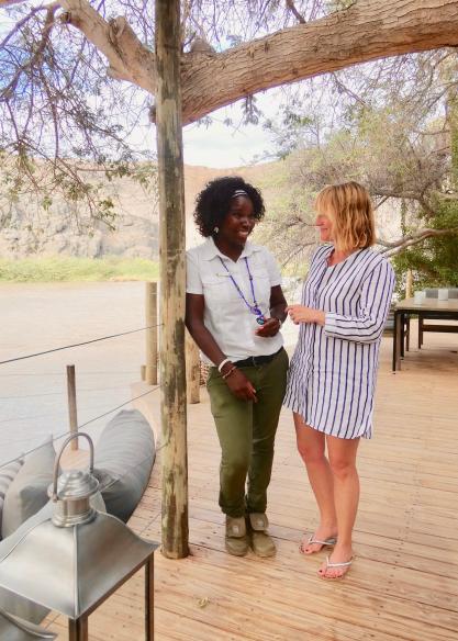 Gast und Gastgeberin im Serra Cafema Camp, Namibia.