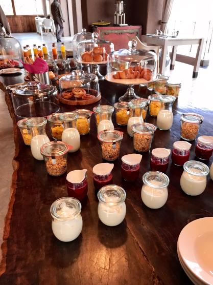 Frühstücksauswahl im Onguma The Fort in Namibia.