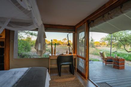 Im Onguma Tented Camp haben Sie immer das Wasserloch im Blick.