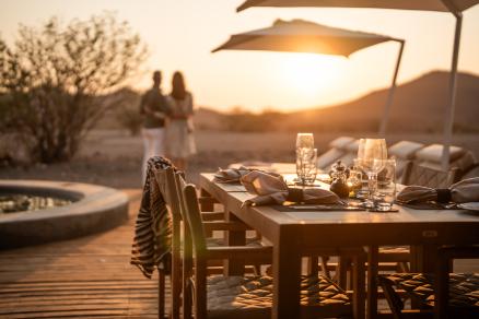 Dinner bei Sonnenuntergang – entspannter Ausklang einer Namibia Flugsafari