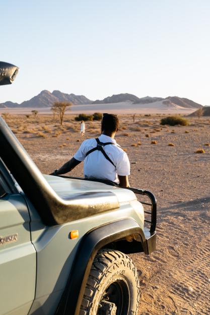 Guide auf Safari-Jeep in der Wüste – authentisches Erlebnis der Namibia Flugsafari